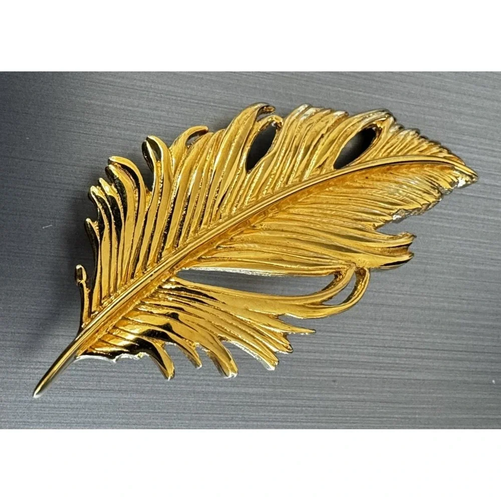 Vintage Gold Tone Autumn Leaf Brooch Pin Fall Holiday Thanksgiving Grannycore